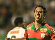 Marco Antonio comemora gol e título da Portuguesa.