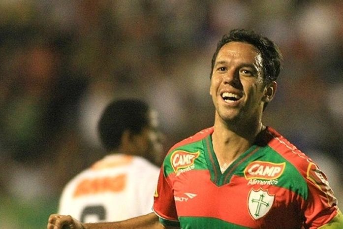 Marco Antonio comemora gol e título da Portuguesa.