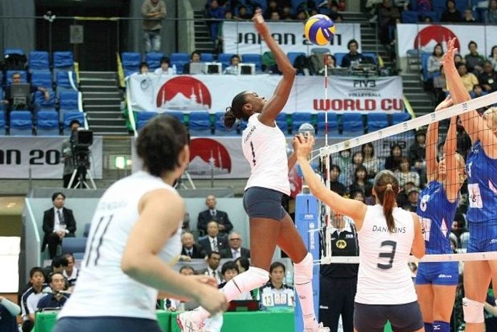 Meninas do Brasil começam perdendo mas viram para cima da Sérvia:3 a 2