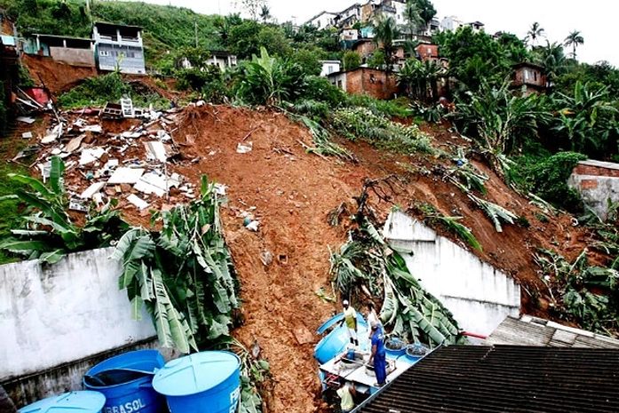 Imagem dol ocal do desabamento em Salvador