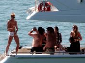 Neymar curte folga com amigos em iate no litoral paulista