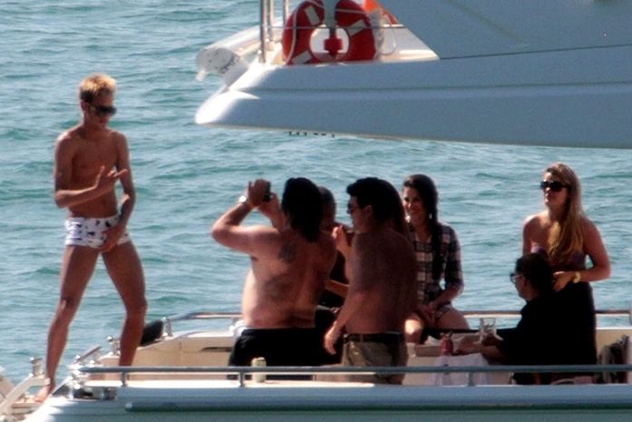 Neymar curte folga com amigos em iate no litoral paulista