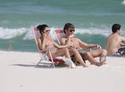 Ísis Valverde curte praia ao lado do namorado