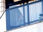 Lula aparece na janela de casa com máscara e medicação