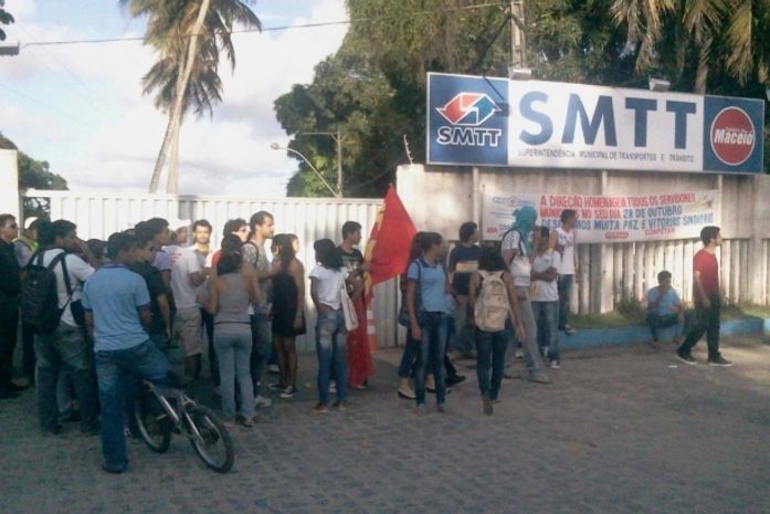 Protesto aconteceu em frente à SMTT