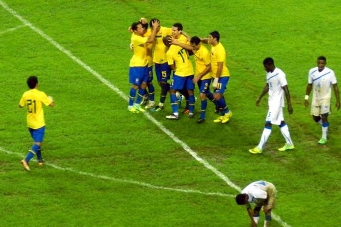 Em jogo feio e "sujo", Brasil vence a fraca seleção do Gabão