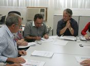 Secretário recebe prefeitos para tratar das escolas da reconstrução