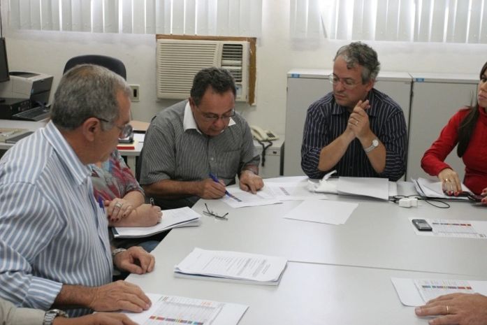 Secretário recebe prefeitos para tratar das escolas da reconstrução