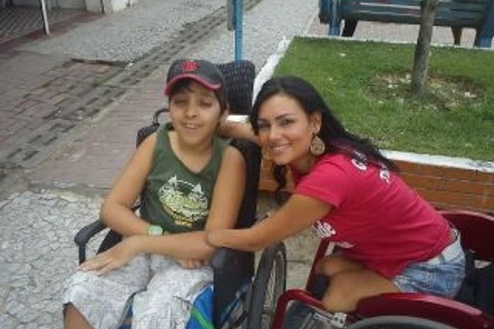 Deputada cadeirante Thaise e o pequeno Igor, em Rio Largo