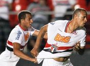 Luis Fabiano para dois para o São Paulo.