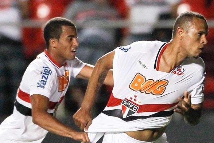 Luis Fabiano para dois para o São Paulo.