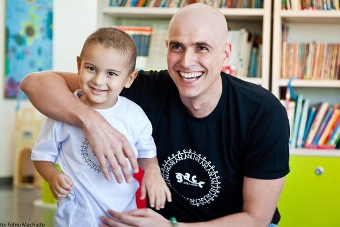 Reynaldo Gianecchini recebe alta e comemora seu aniversário em casa