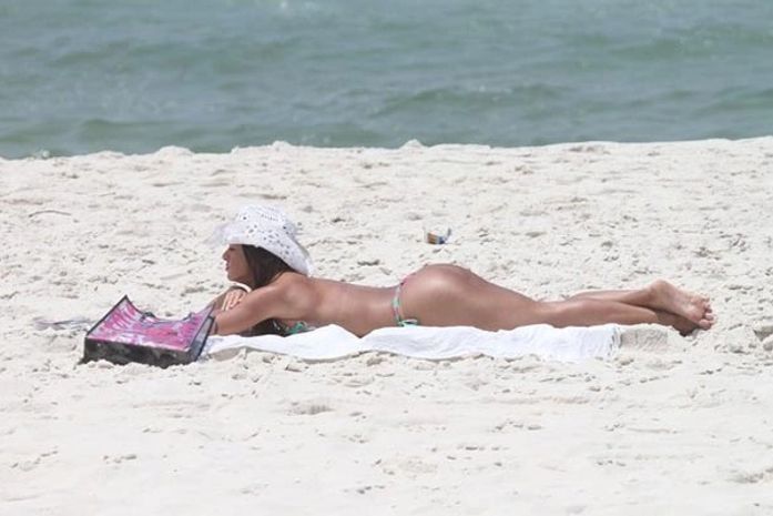 Suposto affair de Neymar curte praia no Rio e faz topless