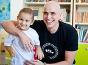 Reynaldo Gianecchini recebe alta e comemora seu aniversário em casa