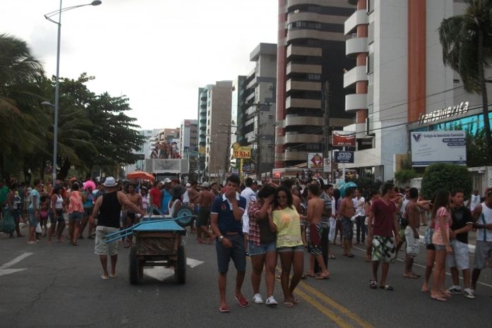 Centenas de pessoas foram 'empurradas' pelos trios