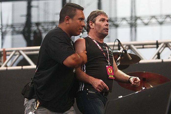 Barraco: Ultraje a Rigor "troca tapas" com integrante da banda de Peter Gabriel