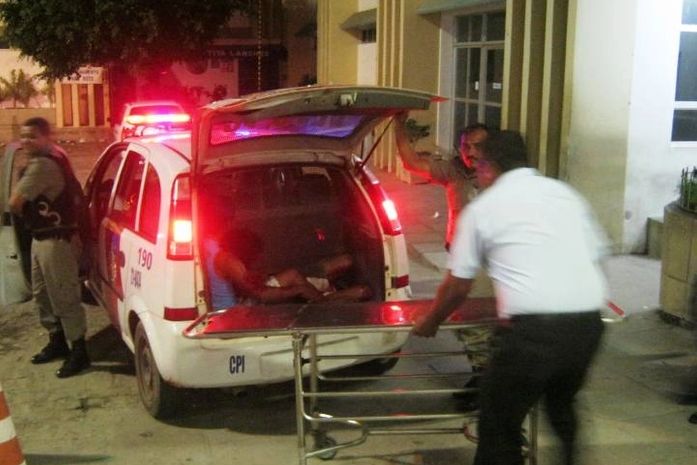Jovem é alvejado a tiros na porta de sua residência em São Miguel dos Campos