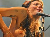 Courtney Love fala mais do que canta em show caótico do Hole