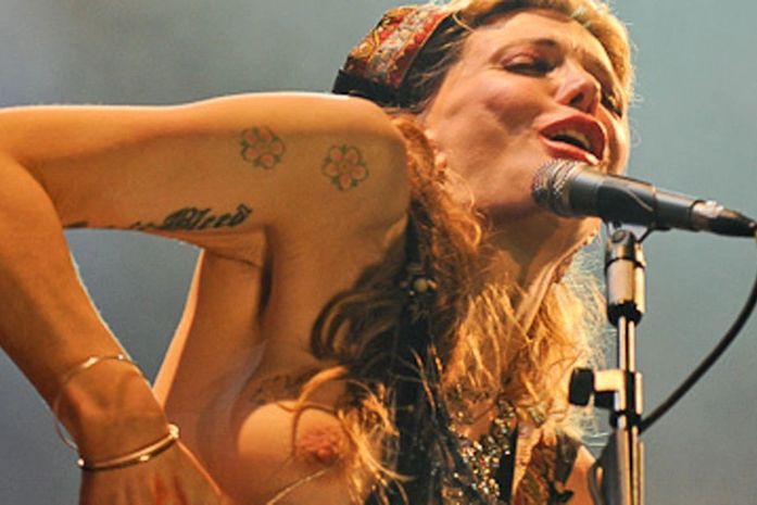 Courtney Love fala mais do que canta em show caótico do Hole