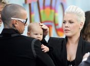 Acompanhada do marido, Pink leva a filha a première de filme