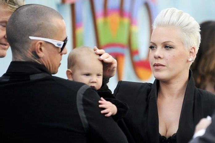 Acompanhada do marido, Pink leva a filha a première de filme