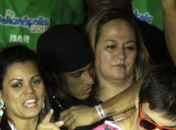 Neymar curte show abraçado com a mãe