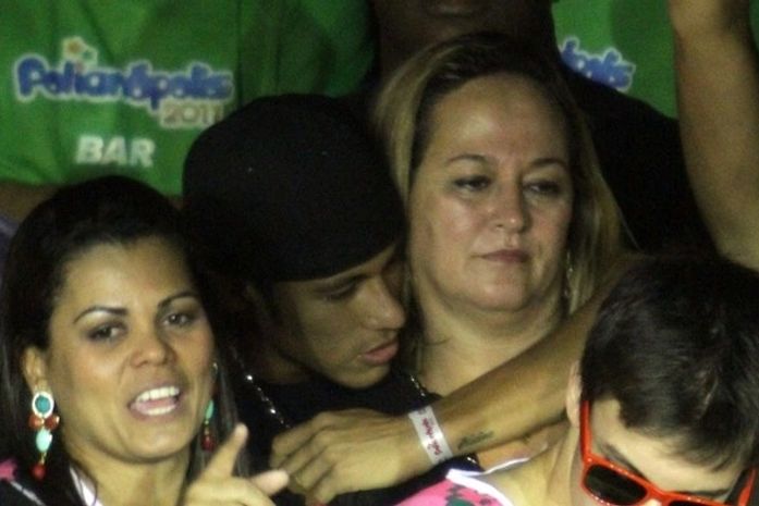 Neymar curte show abraçado com a mãe