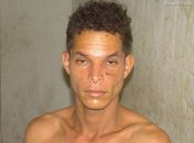 Ele foi detido por populares 
