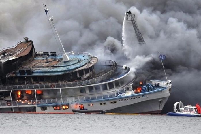 Incêndio em navio deixa ao menos quatro feridos na Rússia