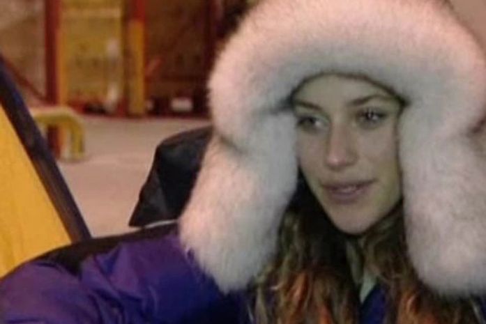 Menina de 16 anos acampa em freezer para missão inédita no gelo
