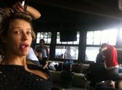 Luana Piovani passa o feriado no salão de beleza