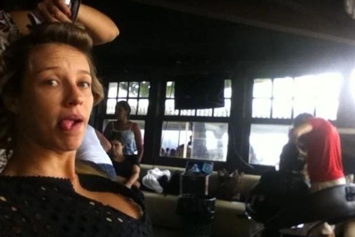 Luana Piovani passa o feriado no salão de beleza