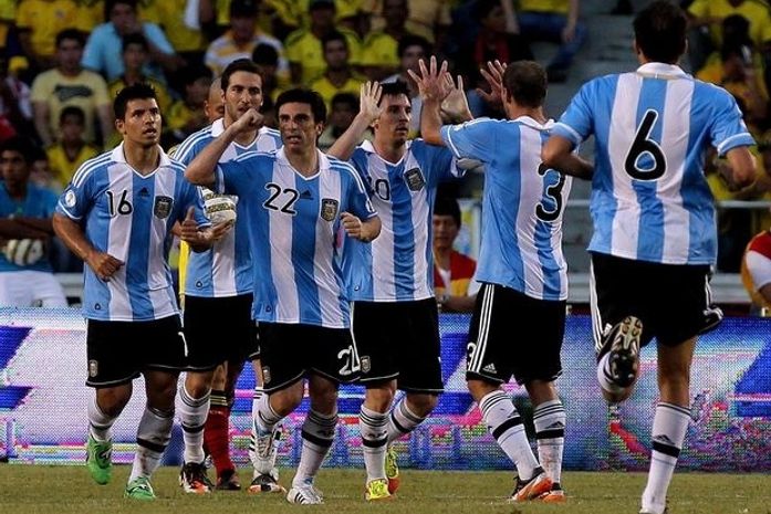 Messi e Aguero comandam virada da Argentina sobre a Colômbia