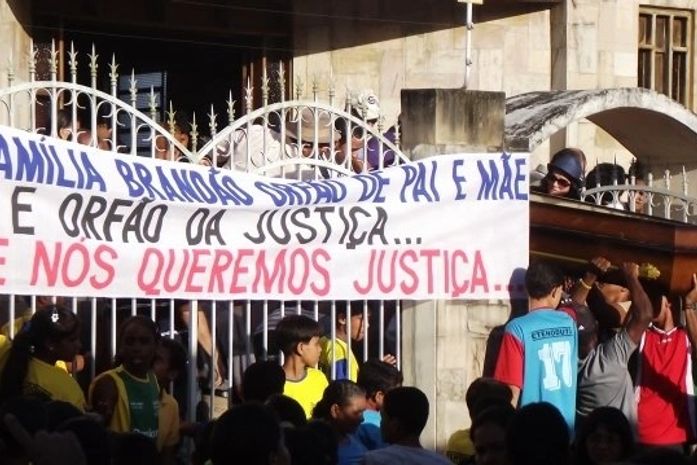 Emoção, dor e revolta marcam sepultamento de líder comunitário