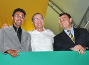 Renan, Cristiano Matheus e o vice-prefeito Petrúcio Soares (Dr. Fifi) assistem ao desfile na orla lagunar 


