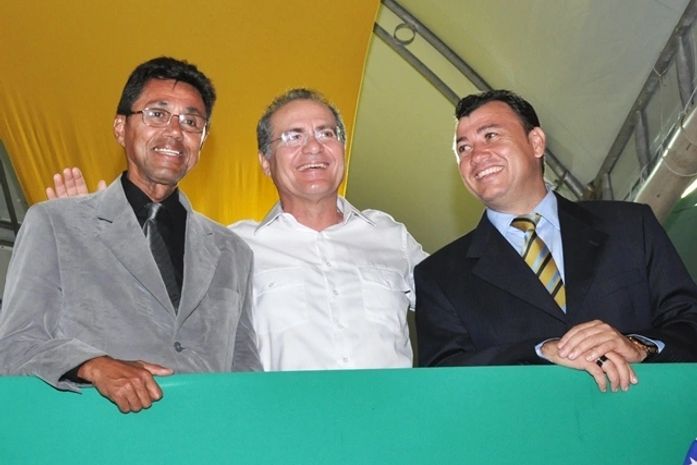 Renan, Cristiano Matheus e o vice-prefeito Petrúcio Soares (Dr. Fifi) assistem ao desfile na orla lagunar