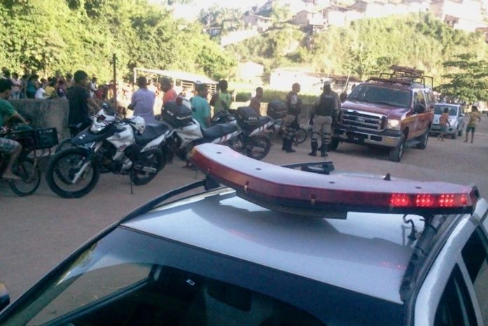 Populares e policiais militares na região