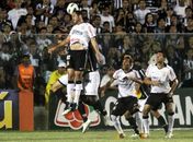 Peruano marca, garante vitória e Corinthians mantém a liderança do brasileiro