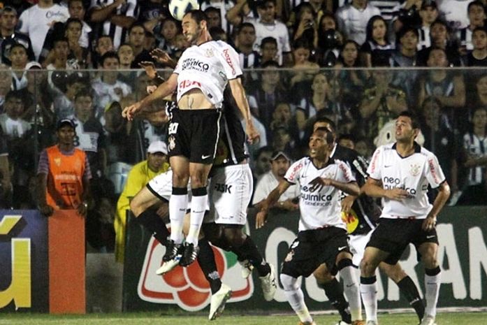 Peruano marca, garante vitória e Corinthians mantém a liderança do brasileiro