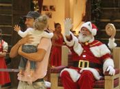 Filha de galã da Rede Globo se encanta com papai noel