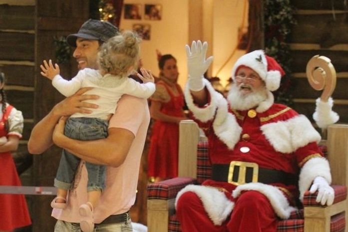 Filha de galã da Rede Globo se encanta com papai noel