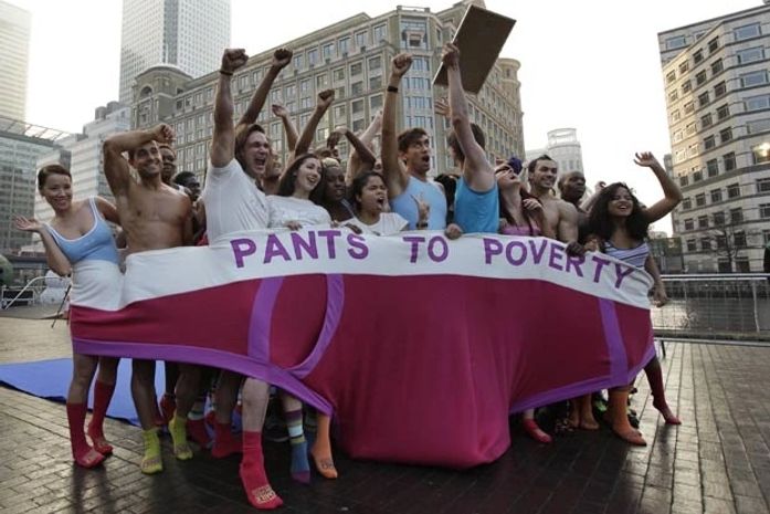 Por recorde, 57 pessoas se espremem dentro de cueca gigante