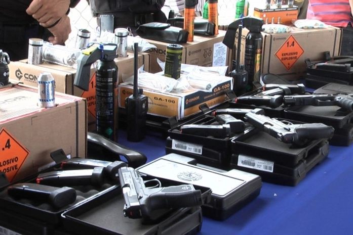 Armas também foram