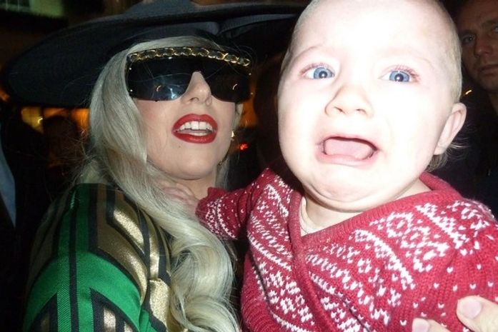 Lady Gaga pega criança no colo e a assusta, em Londres
