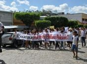 Comerciantes invadem ruas para cobrar segurança em Batalha