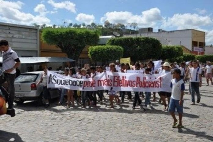 Comerciantes invadem ruas para cobrar segurança em Batalha