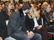 Shakira e Piqué trocam beijos após boatos de separação