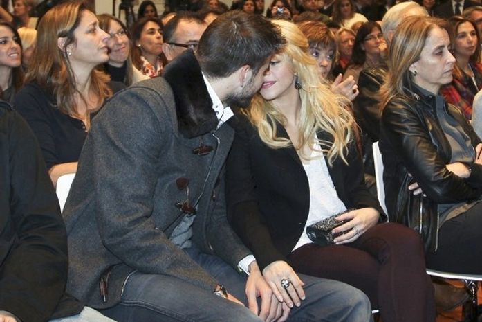 Shakira e Piqué trocam beijos após boatos de separação