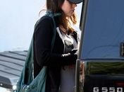 Megan Fox exibe barriga saliente e levanta suspeita de gravidez