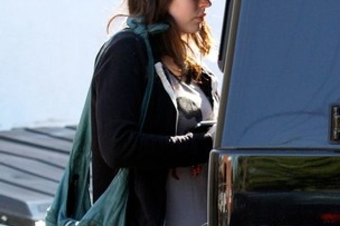 Megan Fox exibe barriga saliente e levanta suspeita de gravidez